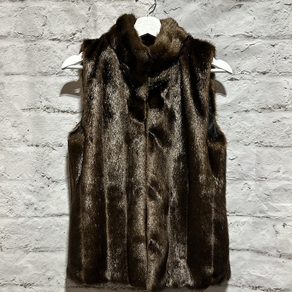 Jones New York Signature Reversible Faux Fur Vest NWT size small.  Brown mink